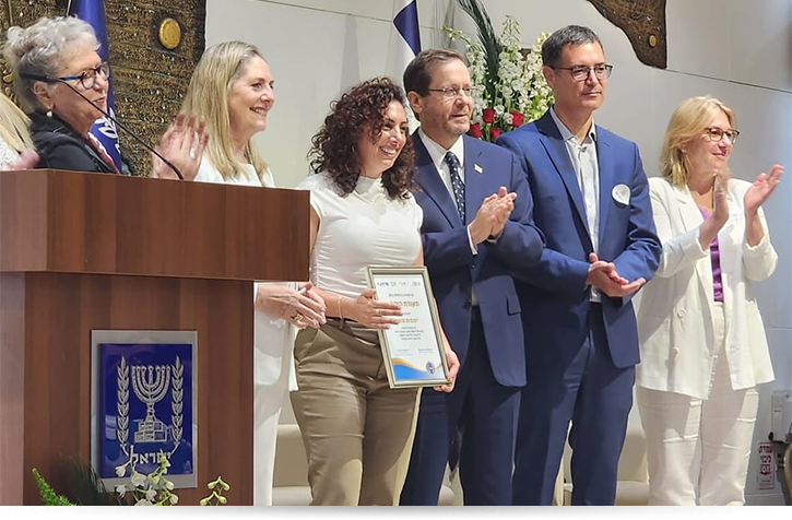 ד''ר הילה פיגל, מנהלת המחלקה לפיתוח מקצועי במנהל הסיעוד, מנכ''ל משרד הבריאות, מר משה בר סימן טוב, נשיא המדינה, מר יצחק בוז'י הרצוג, יוספית משה, רעיית הנשיא, הגברת מיכל הרצוג, הגברת אילנה כהן, יו''ר הסתדרות האחים והאחיות בישראל וד''ר שושי גולדברג, האחות הראשית הארצית וראשת מנהל הסיעוד