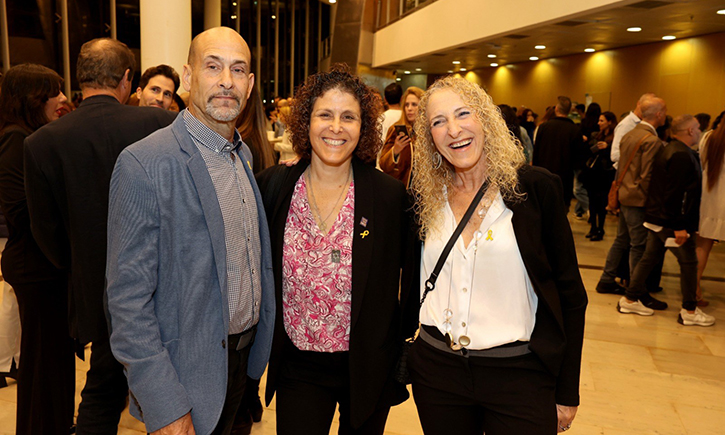 פרופ' גילת לבני, מנהלת מחלקת ילדים א' ומי שניהלה את מחלקת השבים בשניידר עם קרן מונדר (שטופלה בשניידר עם בנה אוהד ואמה רותי לאחר החזרה מהעזה) ואבי זכרי