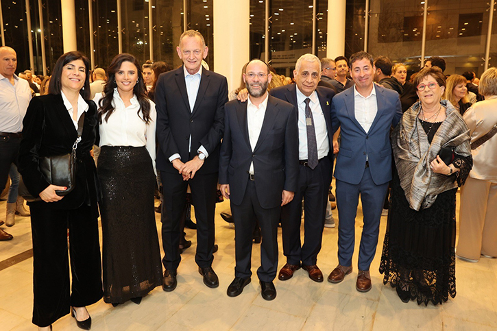 מימין לשמאל: ד''ר פנינית כהן, ד''ר אמיר קרשנוביץ, מנהל היחידה לנוירוכירורגיה בשניידר, פיני כהן, יו''ר חברת אמריקה ישראל ובעלה של ד''ר פנינית כהן, יוסי ערבליך, יו''ר עמותת למענכם, האלוף (במיל') יוחנן לוקר, יו''ר דירקטוריון כללית ואורלי ויינשטיין, סמנכ''לית וראש חטיבת בתי החולים, כללית
