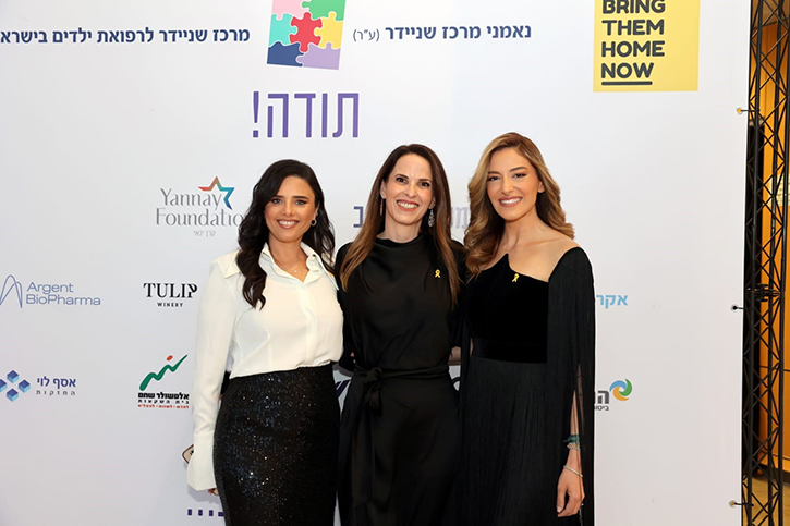 מימין למשמאל: מירי מיכאלי שהנחתה את הערב עם אורלי טובולסקי-חדד, מנכ''לית עמותת נאמני שניידר ואיילת שקד, יו''ר עמותת נאמני שניידר