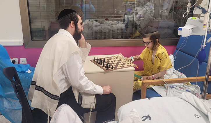 נחמיה משחק שחמט עם אביו, זמן קצר לאחר הניתוח